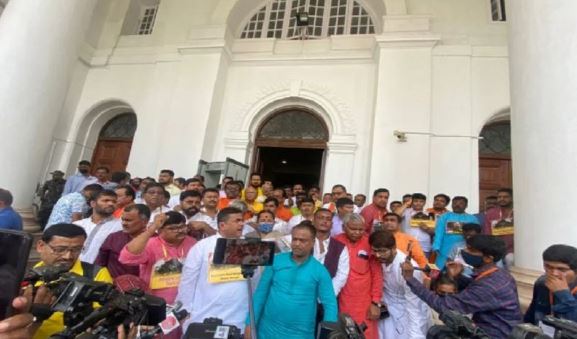 Birbhum Violence : बीरभूम हिंसा मामले को लेकर बंगाल विधानसभा में हंगामा, भाजपा- TMC विधायकों ने एक दूसरे के कपड़े फाड़े