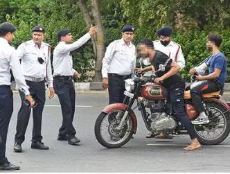 Delhi Challan New : दिल्ली में 1 अप्रैल से वाहनों के लिए बदले नियम, उल्लंघन करने वाले को हो सकती है जेल