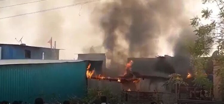 Solapur Breaking :- पत्नी से झगड़ा कर खुद के ही घर को पति ने किया आग के हवाले, पुलिस ने लगाई क्लास