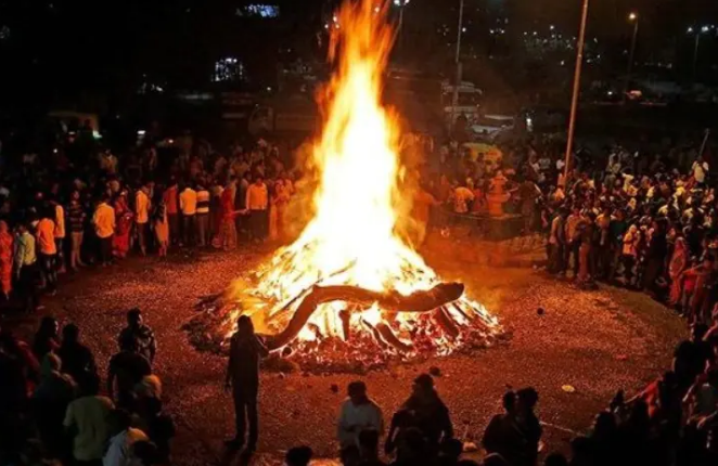 Holika Dahan : तीन राजयोगों और शनि-शुक्र के सबसे दुर्लभ संयोग में जलेगी आज की होली, भद्रा के कारण शाम की बजाय रात में करें होलीका दहन