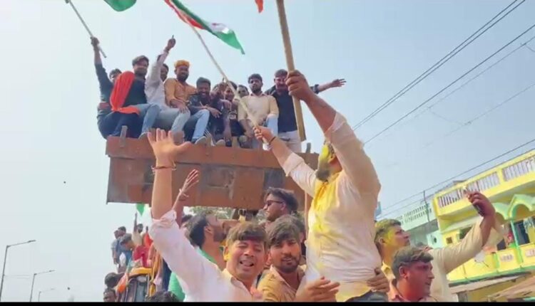 Bulldozer Holi: बाबा के बुलडोज़र (जेसीबी) ने भी खेली होली, पूरे शहर में घुमा बुलडोज़र