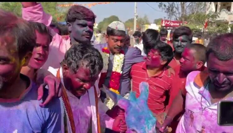 यहाँ दामाद जी को गधे पर बिठाकर अनोखी होली खेली जाती है