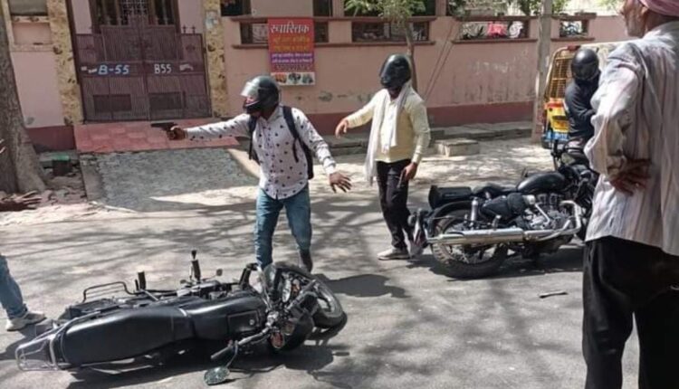 Ghaziabad : गाजियाबाद में पेट्रोल पंप का 25 लाख रुपए कैश लूटा,गोविंदपुरम सी-ब्लॉक में दिनदहाड़े वारदात, बैंक में कैश जमा करने जा रहे थे कर्मचारी