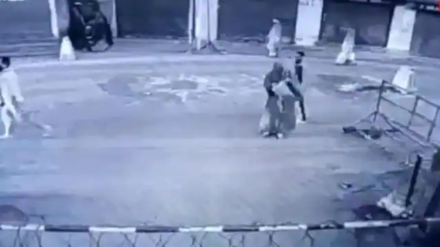Hijab Terrorist कश्मीर में महिला ने CRPF के बंकर पर फेंका पेट्रोल, Video वायरल
