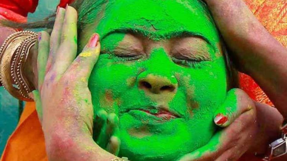 Holi 2022: Tips for holi: होली के बाद रंग छुड़ाने के कुछ आसान टिप्स और ट्रिक्स