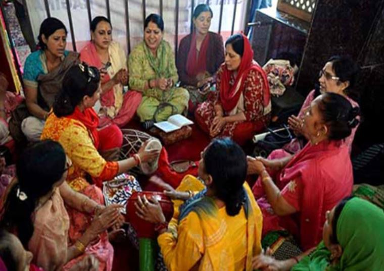 Kashmiri Pandit : 32 साल बाद कश्मीरी पडितों ने कश्मीर में मनाया नवरेह का पर्व , चप्पे-चप्पे पर तैनात सुरक्षाकर्मी