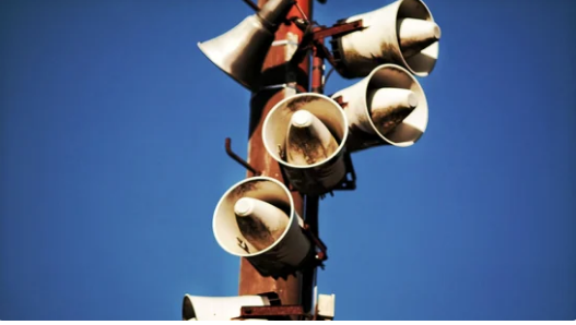 Loudspeaker Row: अज़ान विवाद के बीच धार्मिक स्थलों पर लाउडस्पीकर के इस्तेमाल पर रोक लगाएगा महाराष्ट्र