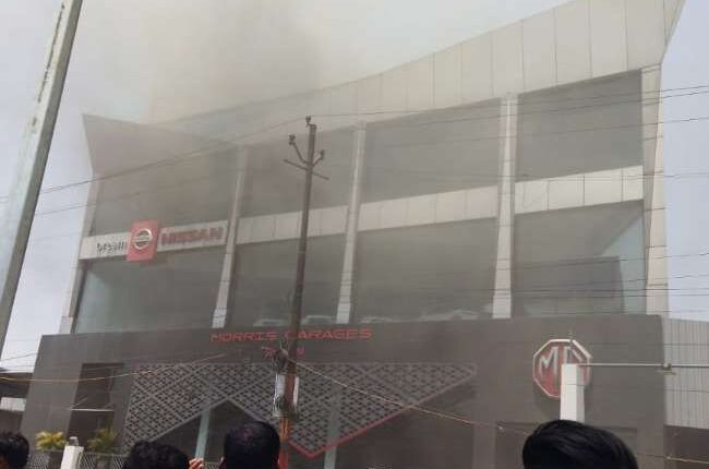 Lucknow Fire: लखनऊ में पांच मंजिला कार शोरूम में भीषण आग, सुरक्षित निकाले गए फंसे लोग