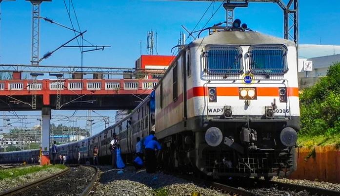 Indian Railways : रेल अब दोबारा शुरु की सर्विस , ट्रेन में अब नहीं ले जाना होगा चादर-कंबल