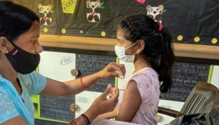 दिल्ली सरकार ने राजधानी में स्कूलो को फिर से खोलने के कारण टीकाकरण केन्द्रो की संख्या कम की