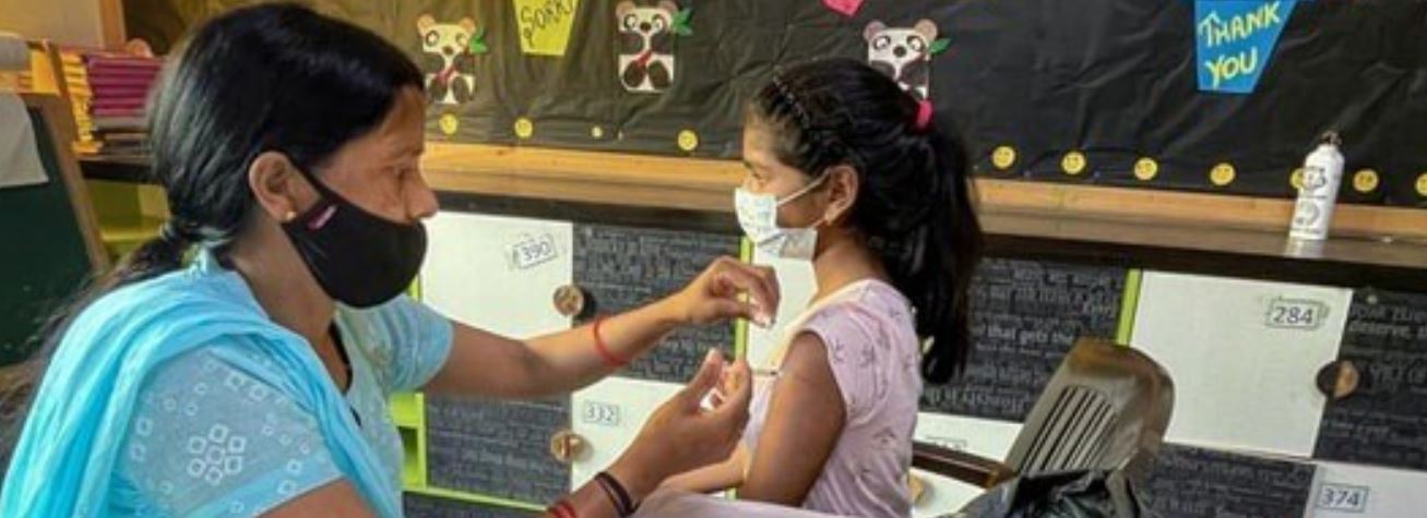 दिल्ली सरकार ने राजधानी में स्कूलो को फिर से खोलने के कारण टीकाकरण केन्द्रो की संख्या कम की