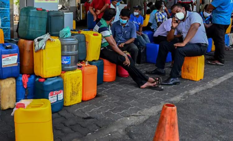 श्री लंका हुआ पाई पाई को मोहताज , राष्ट्रपति ने लगाई इमरजेंसी , लोग उतरे सडंको पर