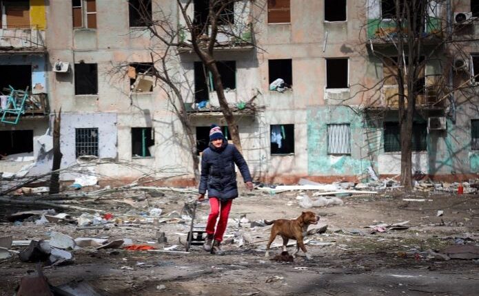 Russia-Ukraine war highlights : लाशें दफनाने के लिए खोदा गया 45 फीट लंबा गड्ढा, कीव में एक साथ मिले 410 लोगों के शव ,क्रेन में मौत का तांडव जारी है* रूस ने इस देश को इतने गहरे जख्म दिए हैं, जिन्हें याद कर आने वाली पीढ़ियां सिहर उठेंगी। यूक्रेन के अधिकारियों ने आरोप लगाया है कि कीव से लौटने से पहले रूसी सैनिकों ने यहां युद्ध अपराधों को अंजाम दिया है और वह अपने पीछे एक भयानक मंजर छोड़ गए हैं। दरअसल, यूक्रेन राजधानी कीव में एक साथ 410 लोगों के शव मिले हैं। इसमें से कईयों के हाथ बंधे हुए थे और उनके माथे पर गोली मारी गई। यूक्रेन से आई इस तस्वीर ने हर किसी को डरा दिया है। इस बीच एक अमेरिकी कंपनी की ओर से कीव की कुछ सैटेलाइट तस्वीरें जारी की गई हैं। इसमें दावा किया गया है कि, इन लाशों को दफनाने के लिए कीव की एक चर्च में 45 फीट लंबा गड्ढा खोदा गया है मीडिया रिपोर्ट्स के मुताबिक, ज्यादातर शव उन स्थानों पर मिले, जहां पर रूसी सैनिकों ने अपना अड्डा बनाया था। बताया जा रहा है कि, इसमें कई लोगों के हाथ बंधे हुए थे, कुछ के पांव तो कुछ के माथे पर गोली मारी गई थी। यू्क्रेनी अधिकारियों ने इन हत्याओं के लिए रूस को पूरी तरह से दोषी ठहराया है। वहीं राष्ट्रपति जेलेंस्की का कहना है कि यह नरसंहार का सबसे बड़ा सबूत है।