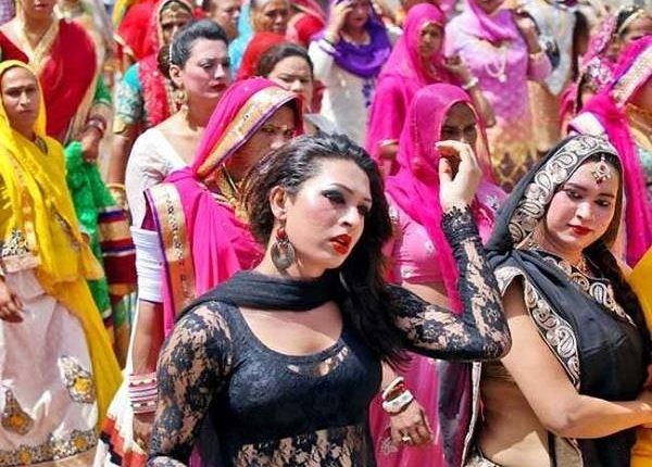 उत्तर प्रदेश, किन्नर, फिरोजाबाद, बिन्दिया रानी, भावना राठौर, प्रीती भारती, चमेली, कजली, पारो, गुड़िया, डौली