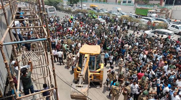 Bulldozer in Shaheen Bagh