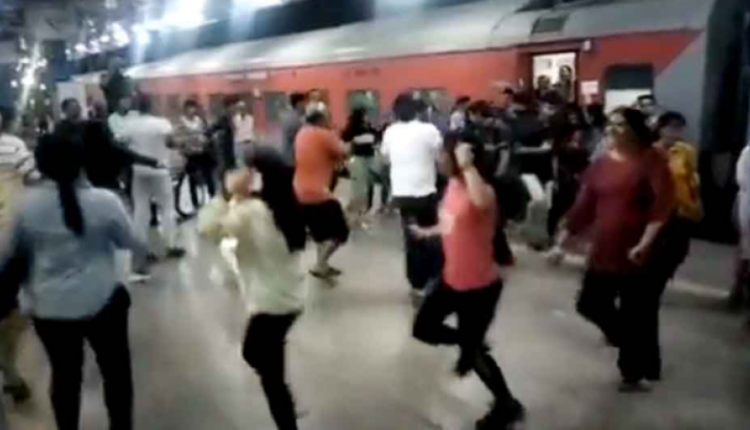 मध्य प्रदेश, रतलाम, गुजरात, ट्रेन, बांद्रा हरिद्वार ट्रेन, Madhya Pradesh, Ratlam, Gujarat, Train, Bandra Haridwar Train