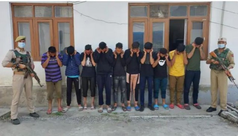 जम्मू एवं कश्मीर, आतंकवादी यासीन मलिक, पत्थरबाजी, श्रीनगर पुलिस, J&K, terrorist Yasin Malik, stone pelting, Srinagar Police