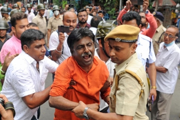 दिल्ली पुलिस, नेशनल हेराल्ड, कांग्रेस, दिल्ली पुलिस ने हिरासत में लिया, Delhi Police, National Herald, Congress, Delhi Police detained