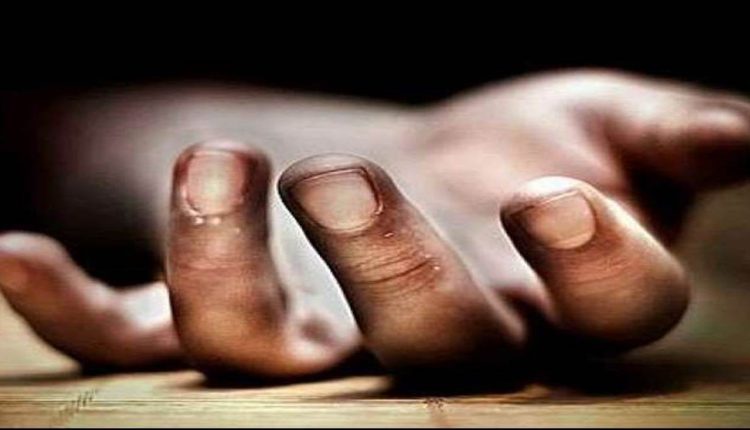 बीनने गए दो दोस्तों की दम घुटने से मौत