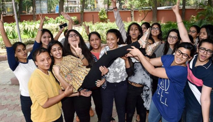 UP Board 12th Result 2022, इंटरमीडियट रिजल्ट, फतेहपुर की दिव्यांशी ने किया टॉप, UP Board 12th Result 2022, Intermediate Result, Fatehpur's Divyanshi tops