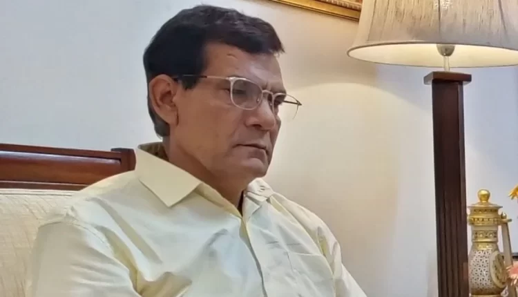 एके शर्मा ने आम्बेडकर पार्क में प्लास्टिक व पॉलीथीन कचरे को उठाने के अभियान में शामिल होकर प्लास्टिक कचरा उठाया