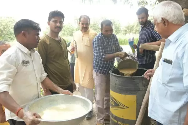 गो आधारित प्राकृतिक खेती को विस्तार देने में जुटी गोरक्षपीठ, सहज तरीके से जीवामृत व प्राकृतिक कीटनाशी बनाने का दिया गया प्रशिक्षण