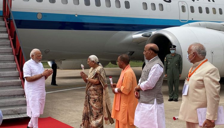 नरेंद्र मोदी, राज्यपाल आनंदीबेन पटेल, मुख्यमंत्री योगी आदित्यनाथ, लखनऊ पहुंचे नरेंद्र मोदी, Narendra Modi, Governor Anandiben Patel, Chief Minister Yogi Adityanath, Narendra Modi reached Lucknow