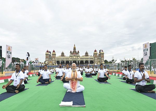 प्रधानमंत्री नरेंद्र मोदी, मैसूर पैलेस, अंतर्राष्ट्रीय योग दिवस, योगासन, PM Narendra Modi, Mysore Palace, International Yoga Day, Yogasanas