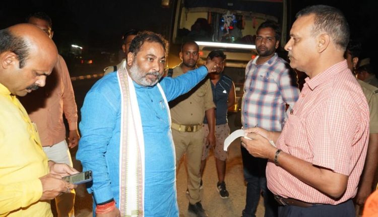 उत्तर प्रदेश, गोरखपुर, परिवहन मंत्री, दयाशंकर सिंह, औचक निरीक्षण, Uttar Pradesh, Gorakhpur, Transport Minister, Dayashankar Singh, surprise inspection