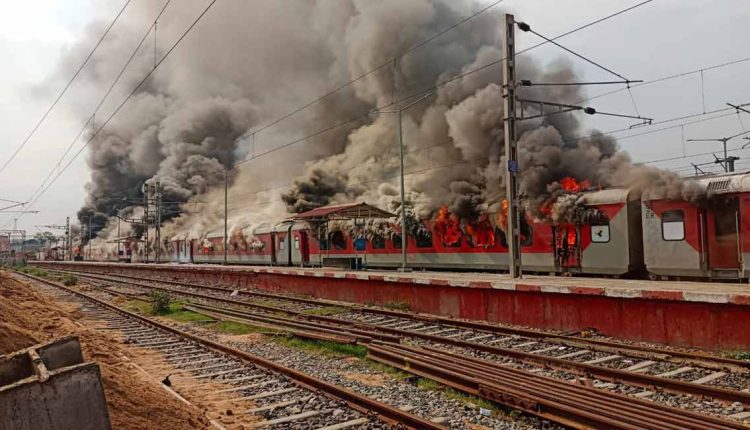अग्निपथ योजना, बिहिया रेलवे स्टेशन, बिहार बंद, राष्ट्रीय जनता दल, भारतीय सेना, Agneepath Yojna, Bihiya Railway Station, Bihar Bandh, Rashtriya Janata Dal, Indian Army