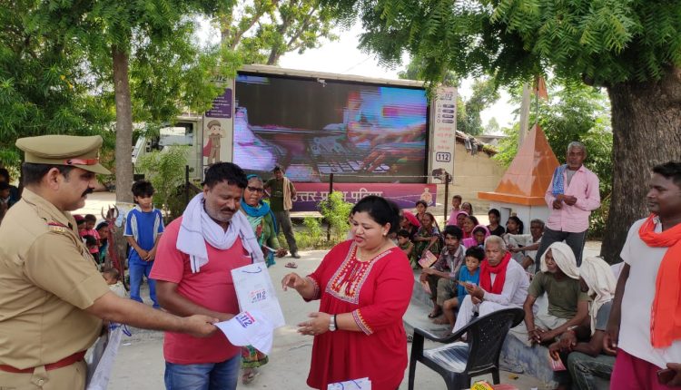 एडीजी-112 के निर्देशन में पीलीभीत, बरेली व शाहजहाँपुर में नागरिकों को जागरुक कर रही हैं पुलिस की टीमें