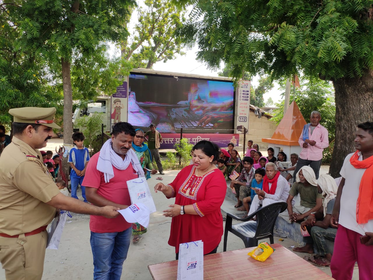 एडीजी-112 के निर्देशन में पीलीभीत, बरेली व शाहजहाँपुर में नागरिकों को जागरुक कर रही हैं पुलिस की टीमें