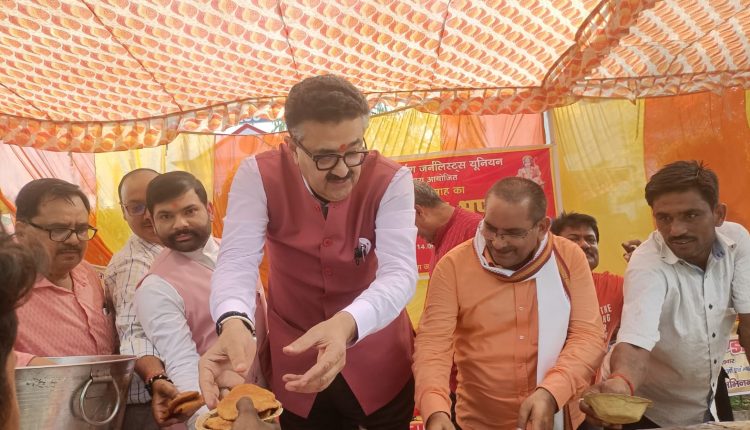 उत्तर प्रदेश, लखनऊ, लखनऊ प्रेस क्लब, अपर मुख्य सचिव ग्रह अवनीश कुमार अवस्थी,अपर मुख्य सचिव सूचना डा.नवनीत सहगल ,लखनऊ के मंडलायुक्त रंजन कुमार, एमएलसी पवन सिंह चौहान, एम एल सी विजय बहादुर पाठक, विधायक राकेश प्रताप सिंह, सपा के प्रदेश अध्यक्ष नरेश उत्तम, पूर्व मंत्री राजेन्द्र चौधरी,दर्जा प्राप्त राज्य मंत्री वीरेन्द्र तिवारी,भाजपा के युवा नेता नीरज सिंह , रालोद नेता अनिल दुबे , विशेष सचिव कृषि राजेन्द्र सिंह, निदेशक पंचायत अनुज झा, सूचना आयुक्त सुभाष सिंह, सहायक आयुक्त आबकारी धीरज कुमार सिंह , उत्तर प्रदेश, लखनऊ, लखनऊ प्रेस क्लब, अपर मुख्य सचिव ग्रह अवनीश कुमार अवस्थी,अपर मुख्य सचिव सूचना डा.नवनीत सहगल ,लखनऊ के मंडलायुक्त रंजन कुमार, एमएलसी पवन सिंह चौहान, एम एल सी विजय बहादुर पाठक, विधायक राकेश प्रताप सिंह, सपा के प्रदेश अध्यक्ष नरेश उत्तम, पूर्व मंत्री राजेन्द्र चौधरी,दर्जा प्राप्त राज्य मंत्री वीरेन्द्र तिवारी,भाजपा के युवा नेता नीरज सिंह , रालोद नेता अनिल दुबे , विशेष सचिव कृषि राजेन्द्र सिंह, निदेशक पंचायत अनुज झा, सूचना आयुक्त सुभाष सिंह, सहायक आयुक्त आबकारी धीरज कुमार सिंह , Uttar Pradesh, Lucknow, Lucknow Press Club, Additional Chief Secretary Planet Avnish Kumar Awasthi, Additional Chief Secretary Information Dr. Navneet Sehgal, Lucknow Divisional Commissioner Ranjan Kumar, MLC Pawan Singh Chauhan, MLC Vijay Bahadur Pathak, MLA Rakesh Pratap Singh, SP State President Naresh Uttam, Former Minister Rajendra Chaudhary, Minister of State Virendra Tiwari, BJP youth leader Neeraj Singh, RLD leader Anil Dubey, Special Secretary Agriculture Rajendra Singh, Director Panchayat Anuj Jha, Information Commissioner Subhash Singh, Assistant Commissioner Excise Dheeraj Kumar Singh ,