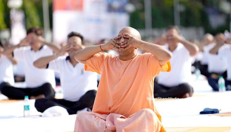 उत्तर प्रदेश, योग दिवस, योगी आदित्यनाथ ने किया योग, Uttar Pradesh, Yoga Day, Yogi Adityanath did yoga