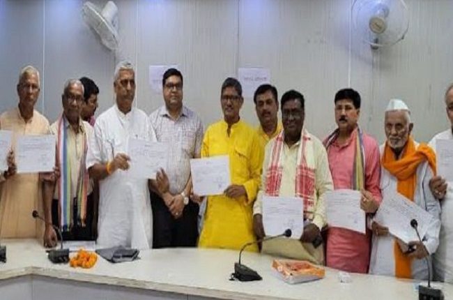 वाल्मीकि त्रिपाठी सभापति, रमाशंकर जायसवाल उपसभापति, उत्तर प्रदेश, उत्तर प्रदेश कोआपरेटिव फेडरेशन लि., Valmiki Tripathi Chairman, Ramashankar Jaiswal Deputy Chairman, Uttar Pradesh, Uttar Pradesh Co-Operative Federation Ltd.