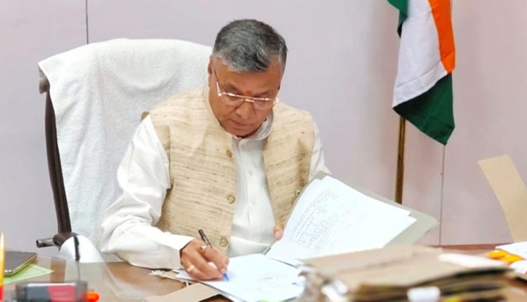 कारागार मंत्री ने जिला कारागार बाराबंकी के 04 अधिकारियों/कर्मचारियों को निलम्बित किये जाने के दिये निर्देश