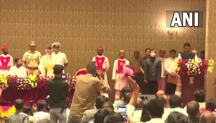 महाराष्ट्र, भाजपा, एकनाथ शिंदे ने ली मुख्यमंत्री पद की शपथ, देवेंद्र फडणवीस बने राज्य के उपमुख्यमंत्री, Maharashtra, BJP, Eknath Shinde took oath as Chief Minister, Devendra Fadnavis became the Deputy Chief Minister of the state
