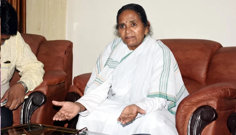 माध्यमिक शिक्षा राज्य मंत्री (स्वतंत्र प्रभार) गुलाब देवी