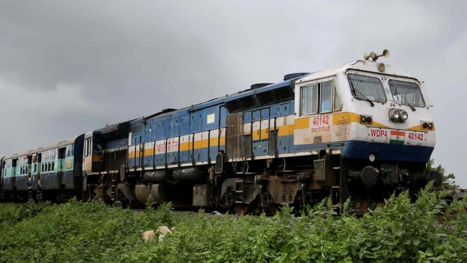 लखनऊ-गोरखपुर इंटरसिटी, लखनऊ, भारतीय रेल, इंडियन रेलवे, Lucknow-Gorakhpur Intercity, Lucknow, Indian Railways, Indian Railways