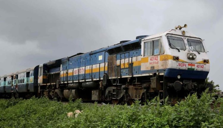 15069/15070गोरखपुर-ऐशबाग-गोरखपुर एक्सप्रेस, 05093/05094 गोरखपुर-गोंडा-गोरखपुर अनारक्षित स्पेशल ट्रेन,15009/15010 गोरखपुर-मैलानी-गोरखपुर एक्सप्रेस,15065/15066 गोरखपुर-पनवेल-गोरखपुर एक्सप्रेस,12597 गोरखपुर-छत्रपति शिवाजी टर्मिनस गोरखपुर, 22922 गोरखपुर-बांद्रा टर्मिनस एक्सप्रेस,15203/15204 बरौनी-लखनऊ-बरौनी एक्सप्रेस और 11123 /11124 ग्वालियर-बरौनी-ग्वालियर एक्सप्रेस