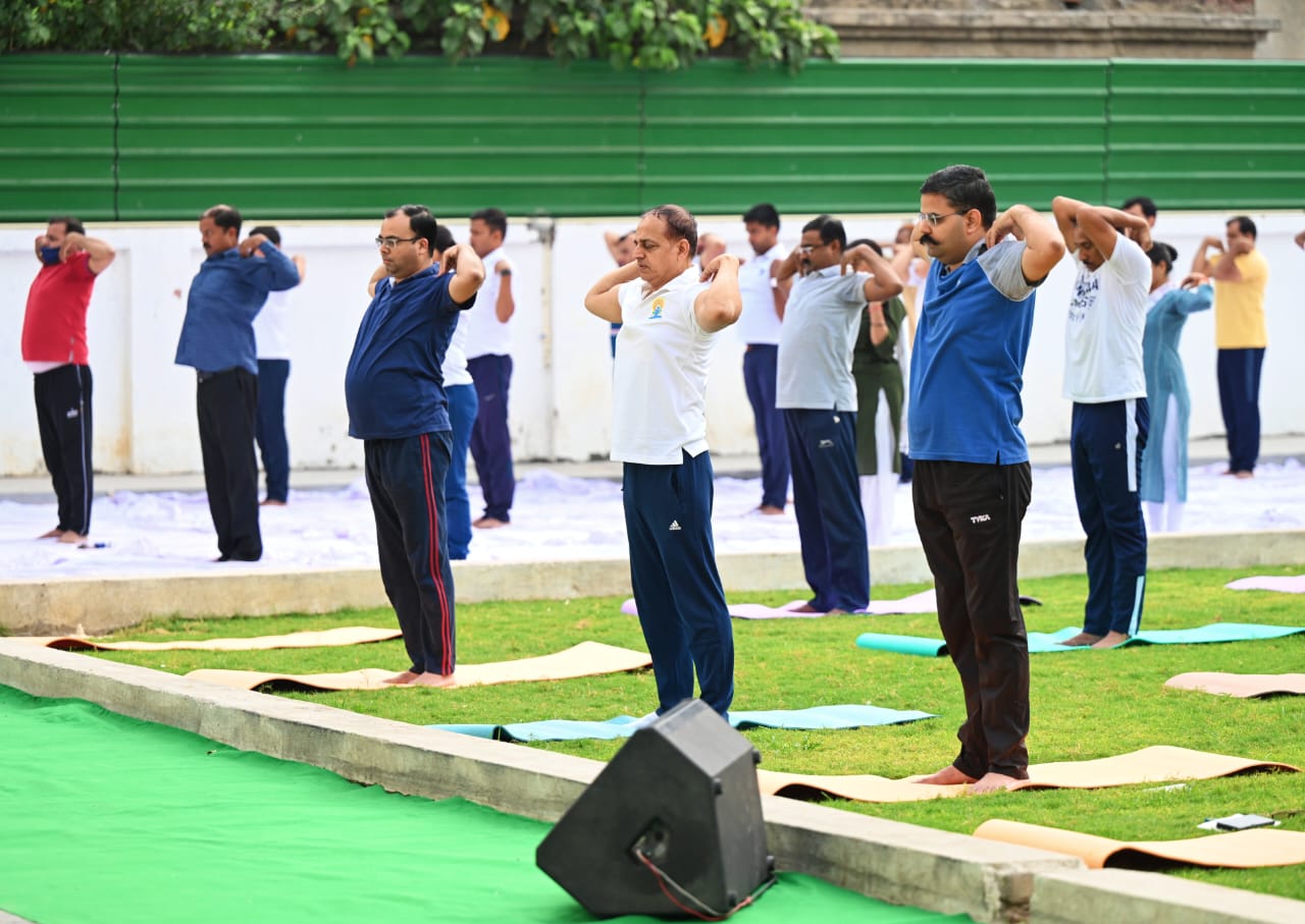 अन्तर्राष्ट्रीय योग दिवस के दृष्टिगत वीके सिंह एडीजी (सुरक्षा)