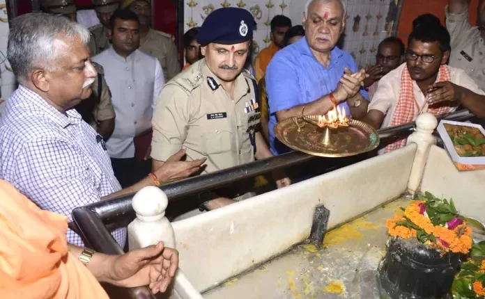 उत्तर प्रदेश, उत्तर प्रदेश सरकार, मुख्य सचिव दुर्गा शंकर मिश्र, पुलिस महानिदेशक डॉ देवेंद्र सिंह चौहान, Uttar Pradesh, Government of Uttar Pradesh, Chief Secretary Durga Shankar Mishra, Director General of Police Dr. Devendra Singh Chouhan