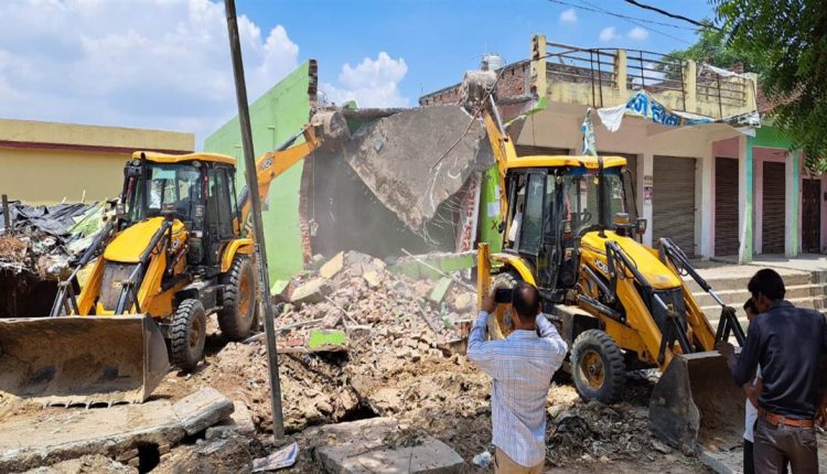 उत्तर प्रदेश, एटा, समाजवादी पार्टी के पूर्व विधायक रामेश्वर सिंह यादव, बुलडोजर, Uttar Pradesh, Etah, former Samajwadi Party MLA Rameshwar Singh Yadav, bulldozer