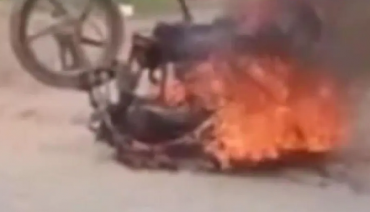 बिहार, बक्सर, बाइक में आग, bihar, buxar, bike fire