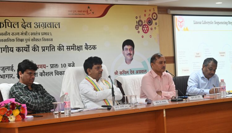 उत्तर प्रदेश, लखनऊ, मंत्री कपिल देव अग्रवाल, व्यावसायिक शिक्षा एवं कौशल विकास राज्य मंत्री