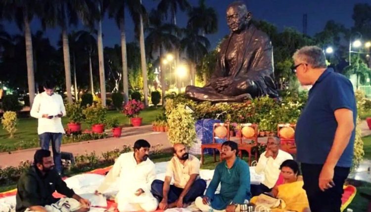 against, end, MPs, protest demonstration, suspension, unemployment