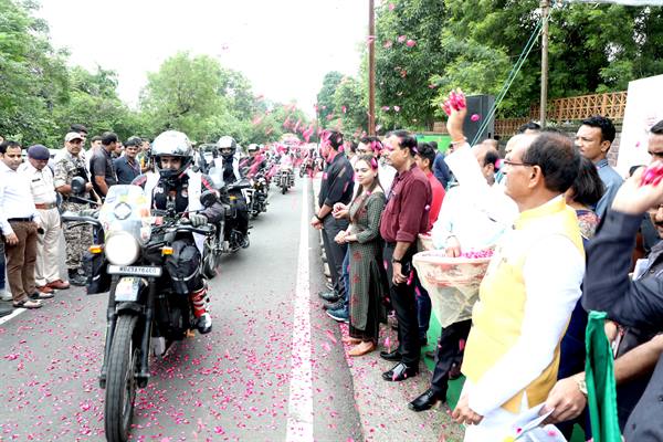 Bhavra, Bhopal, bike riders, cm, green flag