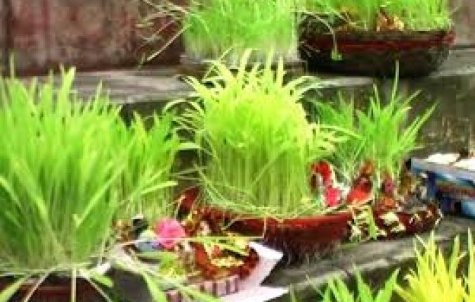 अब घर बैठे दर्ज कराएं ई-एफआईआर Chief Minister launched e-FIR. देहरादून, 15 जुलाई (हि.स.)। अब घर बैठे ई-एफआईआर दर्ज की जा सकेगी। इसके साथ ही "उत्तराखण्ड पुलिस एप्प" से सभी ऑनलाइन सुविधाएं प्राप्त की जा सकेंगी। शुक्रवार की शाम मुख्यमंत्री पुष्कर सिंह धामी ने ई-एफआईआर सुविधा और "उत्तराखण्ड पुलिस एप्प" का शुभारंभ किया। उत्तराखंड पुलिस की ओर से शुरू की गई ऑनलाईन रिपोर्टिंग को और अधिक सहज बनाने के लिए प्रदेश में आम जन की सुविधा एप्प तैयार किया गया है। मुख्यमंत्री के सरलीकरण, समाधान, निस्तारण और संतुष्टि के मूल मंत्र के क्रम में उत्तराखण्ड पुलिस द्वारा प्रदेश की जनता के लिए यह सुविधाएं शुरू की गयी हैं। अब घर बैठे ही वाहन चोरी और गुमशुदा वस्तुओं के संबंध में ई-एफआईआर दर्ज कराई जा सकेगी। "उत्तराखण्ड पुलिस एप्प" में उत्तराखण्ड पुलिस द्वारा आम-जनता के लिये संचालित की जा रही सभी ऑनलाईन एप्प की सुविधाओं को एक साथ एकीकरण किया गया है। अब इन सभी एप्प की सुविधाएं एक ही जगह उत्तराखण्ड पुलिस एप्प पर मिलेंगी। उत्तराखण्ड पुलिस एप्प में इमरजेंसी नम्बर डायल 112 और साइबर फ्रॉड की शिकायत दर्ज करने के लिए साइबर हेल्प लाइन नम्बर 1930 को भी जोड़ा गया है। गौरा शाक्ति (महिलाओं की सुरक्षा), ट्रैफिक आई (यातायात नियमों के उल्लंघन की जानकारी),पब्लिक आई (नियमों के उल्लंघन और अपराध से सम्बन्धित जानकारी), मेरी यात्रा (उत्तराखण्ड चार धाम और पर्यटन), लक्ष्य नशा मुक्त उत्तराखण्ड (नशे से बचाव से सम्बधित) जानकारी मिलेगी।