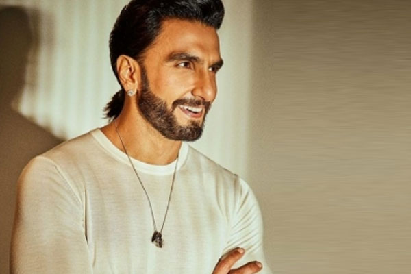 ranveer singh, ranveer drops new pics in all-white, bollywood news in hindi, bollywood gossip, bollywood hindi news