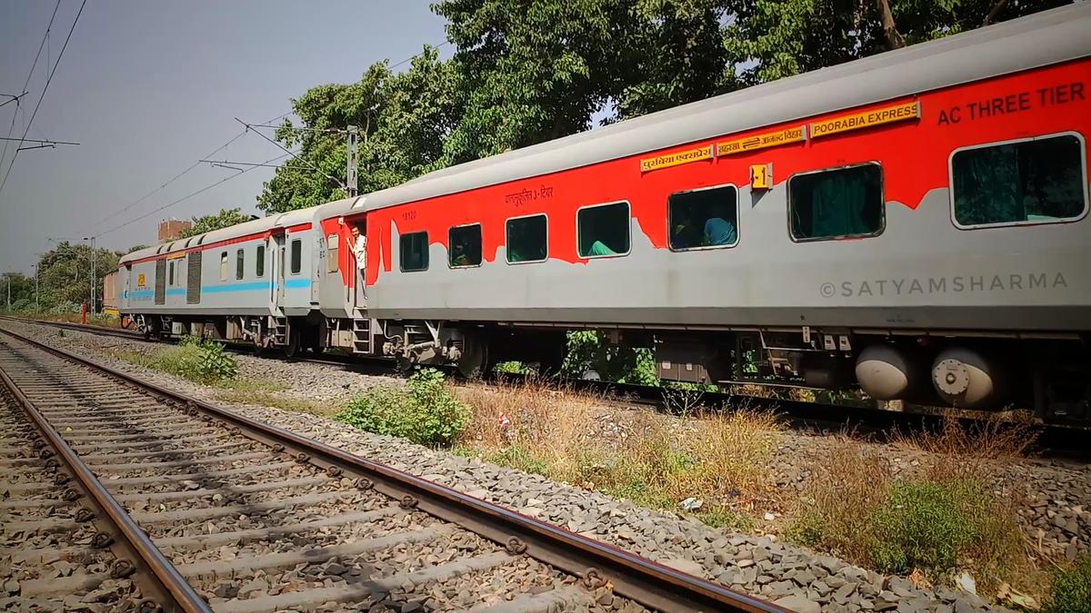 लखनऊ, रेल यात्री, सहरसा-आनंद विहार एक्सप्रेस, 15279 सहरसा-आनंद विहार टर्मिनस साप्ताहिक एक्सप्रेस, Lucknow, Rail Passenger, Saharsa-Anand Vihar Express,